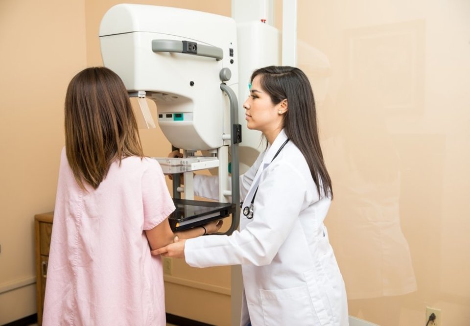 Main mamografia por antoniodiaz shutterstock